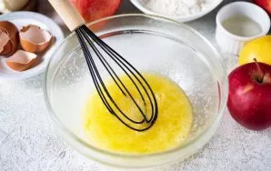 Šiuos ingredientus intensyviai sumaišykite šluotele, kol gausite homogenišką mišinį.