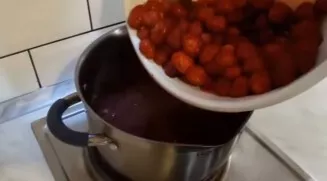 Braškėms šiek tiek pastovėjus, sirupą supilkite atgal į puodą, uždėkite ant ugnies ir suberkite pektiną. Kai tik sirupas su pektinu pradė...