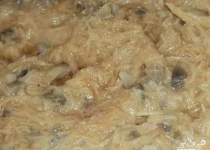 Dabar įmaišome supjaustytus grybus ir išmaišome.