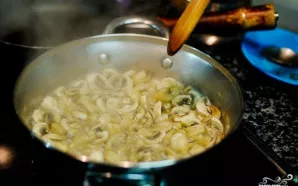 Sudėkite grybus į keptuvę ir kepkite-troškinkite juos ant vidutinės ugnies, kol iškeps. Kepimo metu pagal skonį pasūdykite ir pagardinkit...