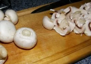 Pievagrybius supjaustykite plonais griežinėliais (jei norite, galite naudoti kitus grybus).