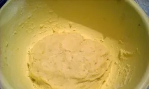 Į tyrę įberkite druskos ir miltų ir užminkykite tešlą.