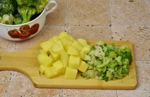 Bulves supjaustykite 2×2 cm dydžio kubeliais. Brokolius padalinkite į žiedynėlius.