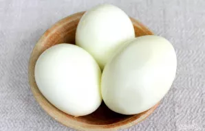 3 kiaušinius verdame 10 minučių, tada atvėsiname ir nulupame.