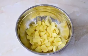 Supjaustykite bulves ir sudėkite jas į dubenį.