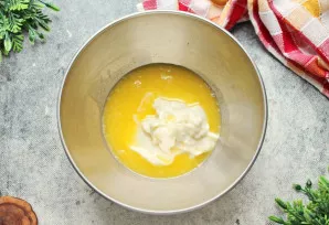 Sviestą sudėkite į dubenį ir ištirpinkite. Sudėkite karštą plikytą masę į dubenį ir išmaišykite iki vientisos konsistencijos.