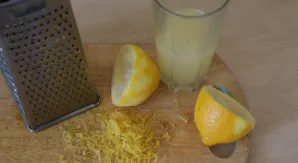 Citrinas nuplaukite, perpjaukite pusiau ir išspauskite sultis. Žievelę nutarkuokite.