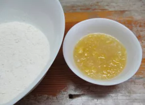 Dideliame dubenyje sumaišykite miltus, druską, sodą.