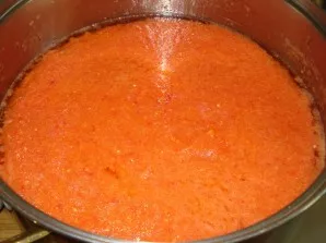 Į puodą sudėkite daržoves: pomidorus, morkas, svogūnus, paprikas.