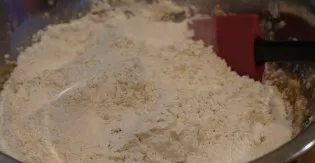 Suberkite persijotus miltus su kepimo milteliais ir gerai išmaišykite.