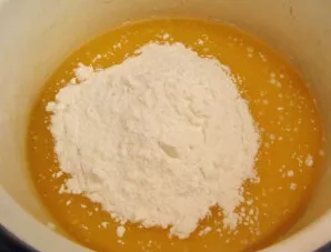 Į tešlą suberkite persijotus miltus. Gerai išmaišykite.