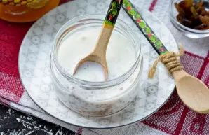 Grikius užpilkite puse porcijos kefyro ir per naktį padėkite į šaldytuvą.