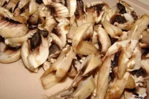 Grybus atrinkite, nuplaukite ir supjaustykite mažais gabalėliais.