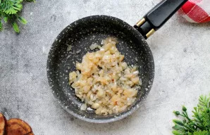 Svogūną nulupkite, nuplaukite ir smulkiai supjaustykite. Į keptuvę įpilkite augalinio aliejaus, šiek tiek sviesto ir kaitinkite ant vidut...