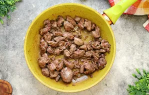 Vištienos kepenėles supjaustykite gabalėliais ir sudėkite į keptuvę prie svogūnų. Viską išmaišykite ir kepkite, kol iškeps, apie 7-8 minu...