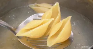 Makaronus virkite pasūdytame verdančiame vandenyje 8 minutes.