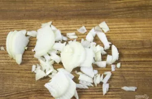 Supjaustykite svogūną ir atidėkite. Tuo tarpu apkepkite likusius grybus (iš anksto smulkiai supjaustytus) kartu su svogūnu. Druską ir pri...