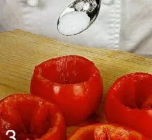 Pomidorus iš vidaus pabarstyti nedideliu kiekiu druskos, kad iš vaisių išeitų perteklinė drėgmė. Padėti pomidorus pjūviu žemyn ant popier...