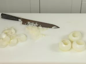 Kai atvės svogūnai, išimkite vidurį, išsaugodami formą. Susmulkinkite likusį svogūną.