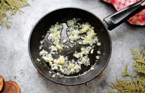 Nulupkite ir susmulkinkite svogūnus. Į keptuvę supilkite augalinį aliejų. Ant vidutinės ugnies įkaitinkite aliejų, suberkite svogūną ir p...