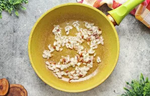 Svogūną smulkiai supjaustykite. Į keptuvę įpilkite aliejaus ir įkaitinkite ant vidutinės ugnies. Sudėkite svogūną ir kepkite 4–5 minutes,...