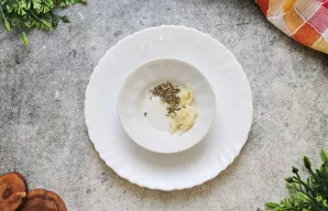 Marinatui į dubenį supilkite citrinos sultis, įdėkite Provanso žolelių ir susmulkintą česnaką.