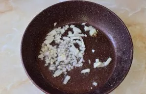 Svogūną nulupkite, smulkiai supjaustykite ir kepkite 1–2 minutes.