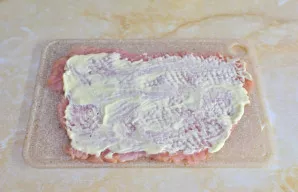 Kiekvieną kalakuto steiką plaktuku suplakite ir patepkite majonezu.