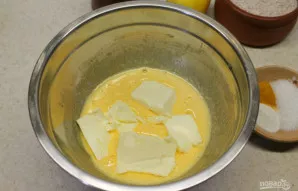 Įdėkite suminkštintą sviestą ir išmaišykite.