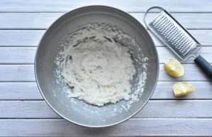 Tęsdami plakimą, įmuškite kiaušinį ir įpilkite sultis su vieno laimo arba citrinos žievele.