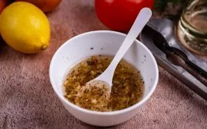 Viską sumaišykite arbatiniu šaukšteliu – marinatas paruoštas.