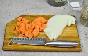 Paruoškite daržoves. Nulupkite svogūną ir morką, supjaustykite juos bet kokio dydžio gabalėliais. Pjūvio forma nėra svarbi, nes vėliau da...