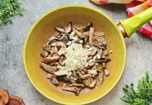 Svogūną smulkiai supjaustykite ir suberkite į keptuvę. Kepkite dar 5-6 minutes, maišydami.