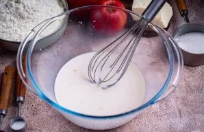 Užpilkite šiltą pieną ir šluotele išmaišykite iki vientisos masės.