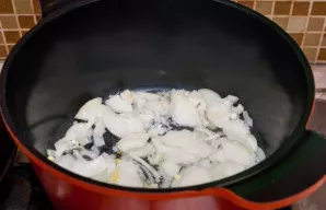 Svogūną nulupame, supjaustome ir pradedame kepti augaliniame aliejuje. Geriausia tai daryti iš karto puode, kuriame troškinsime kopūstus.