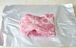 Mėsą pabarstykite druska ir maltais pipirais.