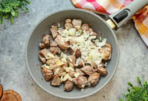 Svogūną supjaustykite pagal skonį, česnaką supjaustykite plonais griežinėliais. Sudėkite daržoves į keptuvę ir kepkite ant vidutinės ugni...