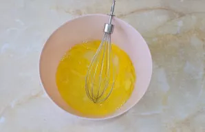 Kitoje dubenyje šiek tiek plakite kiaušinius iki lengvos putos.