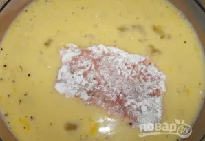 Dabar kiekvieną gabalėlį panardinkite į paruoštą kiaušinių tešlą, tada - į miltus.