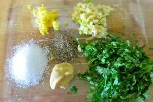 Kepimo inde sumaišykite visus marinato ingredientus – česnaką, imbierą, žoleles, garstyčias, druską ir pipirus.