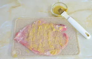 Išmuštą mėsą ištepkite garstyčiomis.