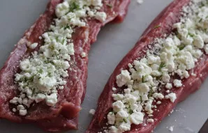 Įdarui galite naudoti tiek kietą, tiek minkštą sūrį. Paskirstykite sūrį ant mėsos paviršiaus, sumaišydami jį su žiupsneliu džiovintų žole...