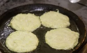 Keptuvę uždedu ant ugnies, užpilu šiek tiek augalinio aliejaus ir įkaitinu. Gautą masę šaukštu supilu ir kepu iš abiejų pusių, kol taps a...