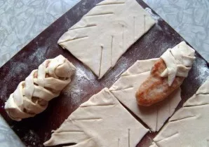 Atšildykite tešlą ir supjaustykite stačiakampiais. Iškočiokite kiekvieną stačiakampį ir įstrižai supjaustykite eglutės raštu. Dėkite kotl...