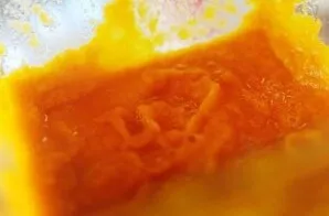 Nuimkite puodą nuo ugnies ir supilkite sriubą į trintuvą. Jei nepakanka vietos visai sriubai, sutrinkite ją dviem partijomis. Sriubą sutr...
