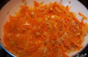 Nuplaukite ir nulupkite morką. Tuomet sutarkuokite ją stambia tarka. Sudėkite tarkuotą morką į keptuvę prie svogūno.