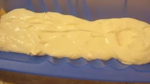 Nedidelę gautos masės dalį sudėkite į formą.