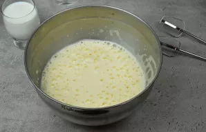 Į išplaktus kiaušinius supilkite jogurtą ir pieną. Pieną galima iš anksto pašildyti mikrobangų krosnelėje apie 1 minutę. Masę išmaišykite.