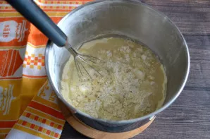 Supilkite į sausus ingredientus šiltą vandenį, minkyti tešlą rankomis arba mikseriu.