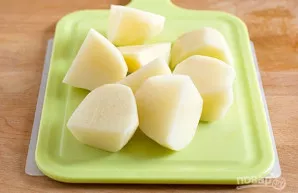 Bulves nulupu, nuplaunu ir supjaustau stambiai.